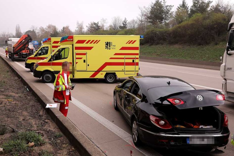 Der Fahrer und die Beifahrerin mussten in ein Krankenhaus gebracht werden.