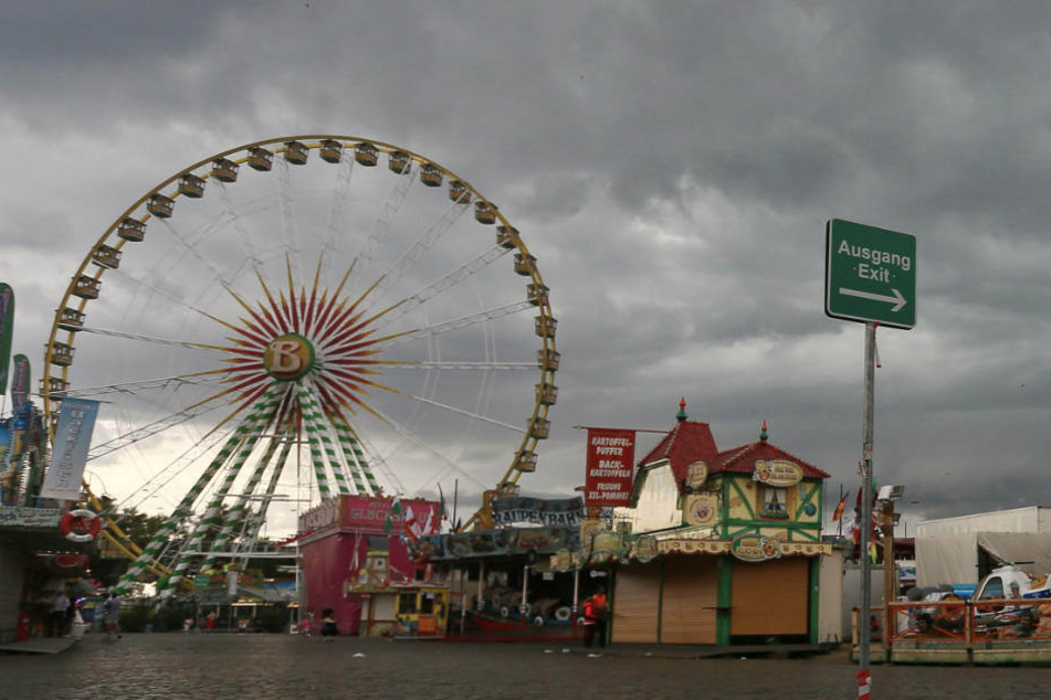 Aus Sicherheitsgründen musste die Düsseldorfer Rheinkirmes für dreieinhalb Stunden den Betrieb einstellen.