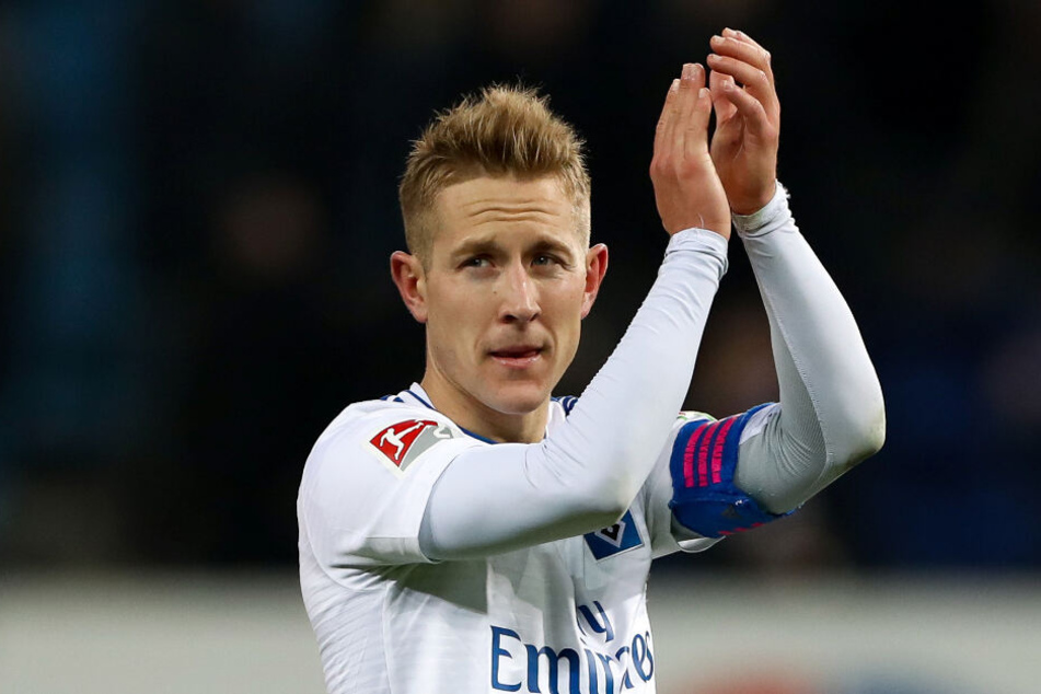 Lewis Holtby bedankt sich bei den Fans für die Unterstützung.