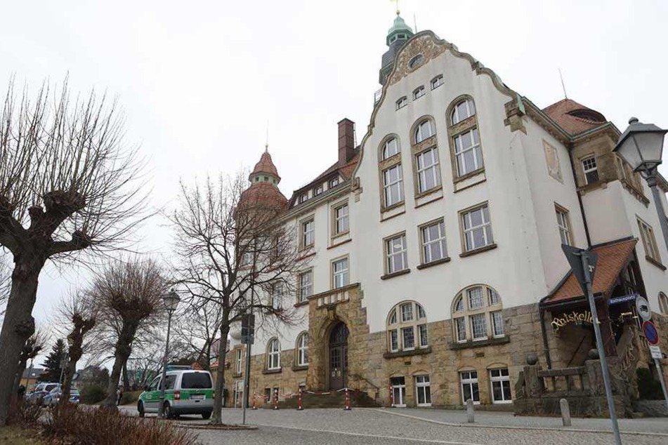 Vor dem Rathaus von Großröhrsdorf stehen mehrere Streifenwagen. Das Gebäude wurde geräumt.