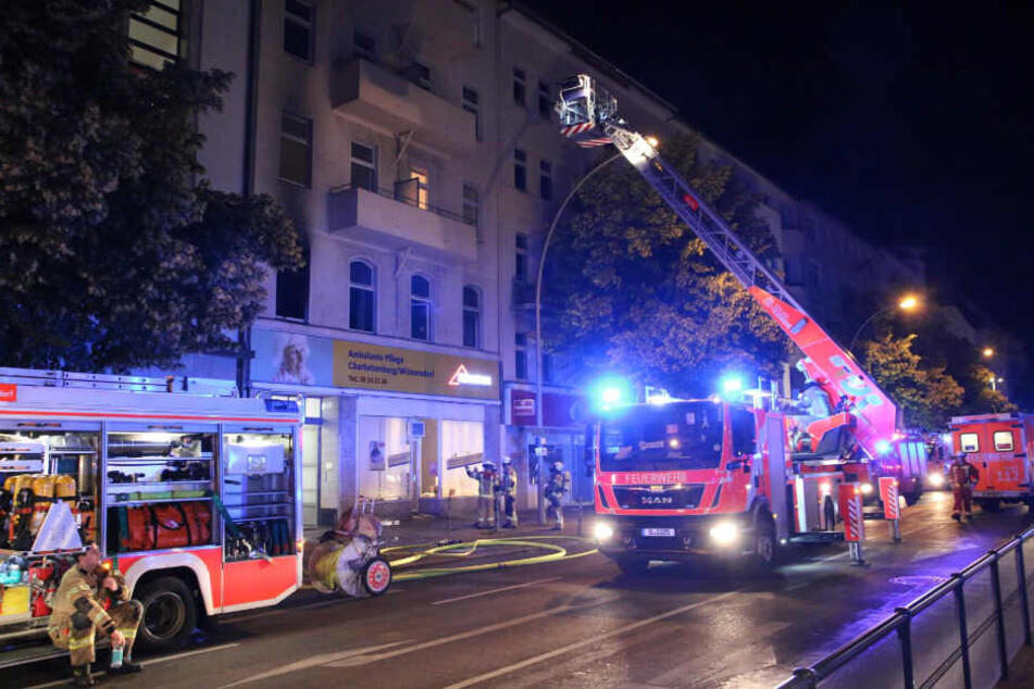 Die Feuerwehr ist im Einsatz in der Berliner Straße in Wilmersdorf.