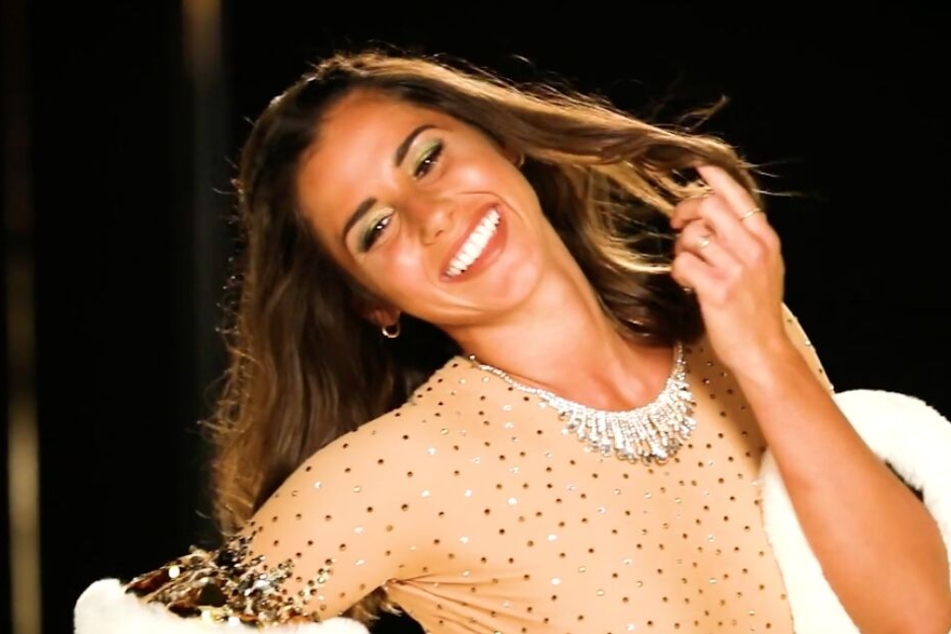 Sarah Lombardi freut sich über neues Kleid für die Tour von Holiday on ice.