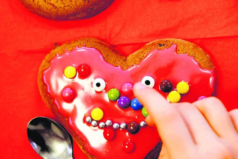 Zuckerguss, bunte Perlen & Augen - schon lacht das Lebkuchenherz der Bäckerei Reimann.