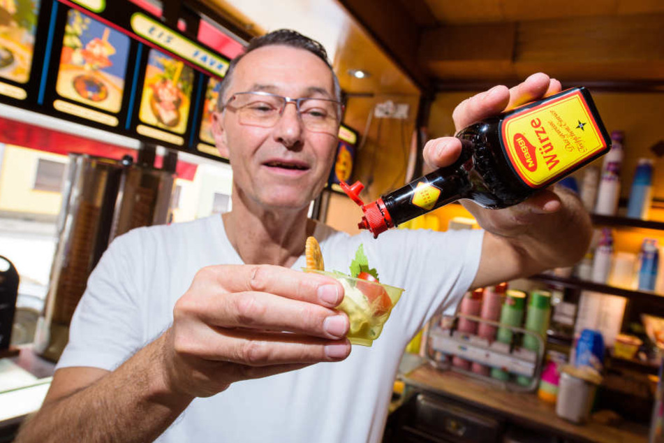 Uwe Hoffmann zeigt in seinem Eiscafé Favretti in Saarbrücken sein würziges Maggi-Eis, das er mit Tomate, Basilikum, Liebstöckel und Salzcracker serviert.