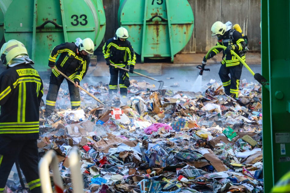 Mit einem speziellen Netzmittel löschte die Feuerwehr das Brandgut.