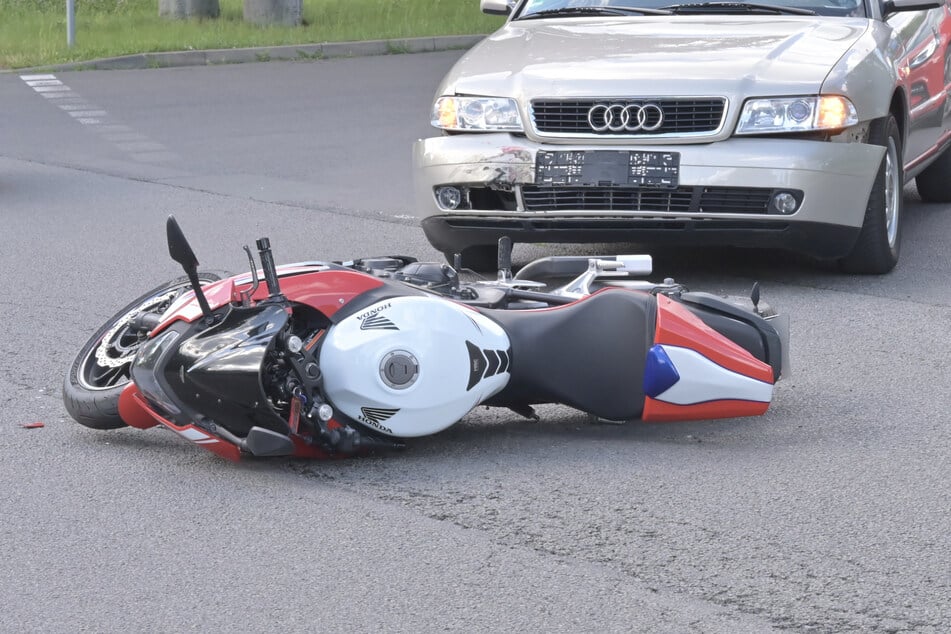 Bei einem Unfall am Dienstag in Leipzig wurde ein Motorradfahrer (29) schwer verletzt.