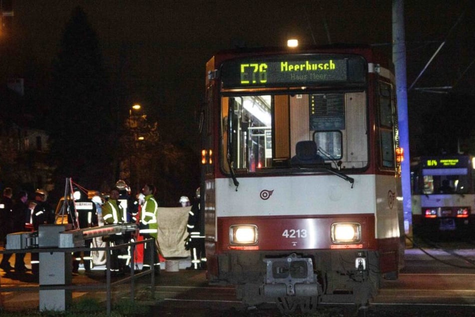 Die Frau (84) wurde durch den Zusammenstoß mit der Bahn auf den Boden geschleudert.