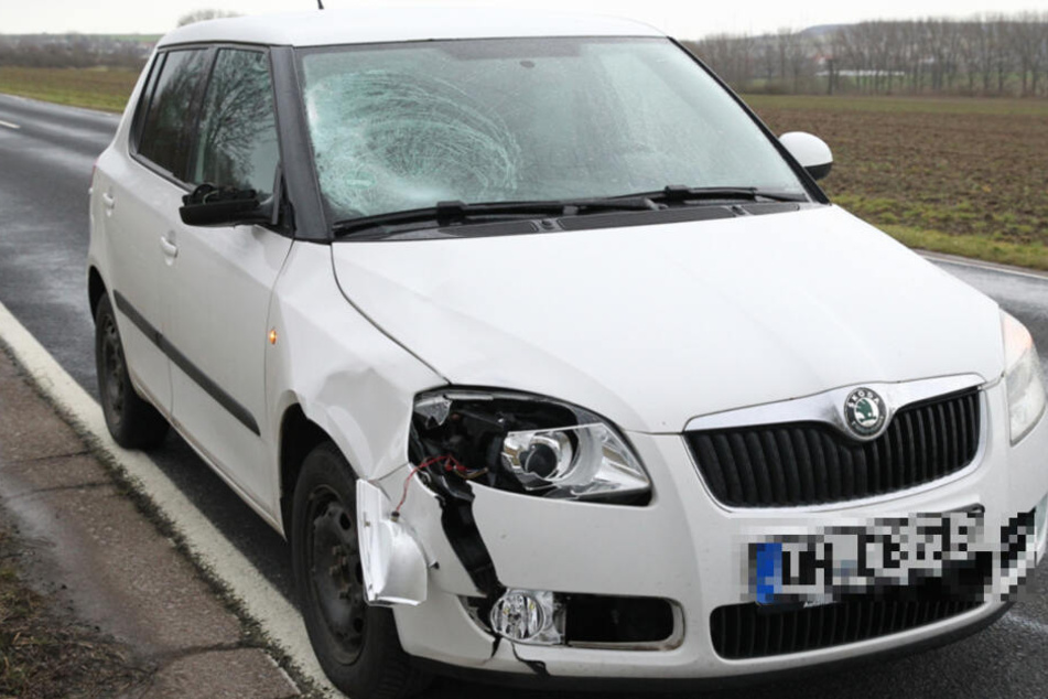Fußgängerin wird auf Landstraße angefahren und schwebt in Lebensgefahr