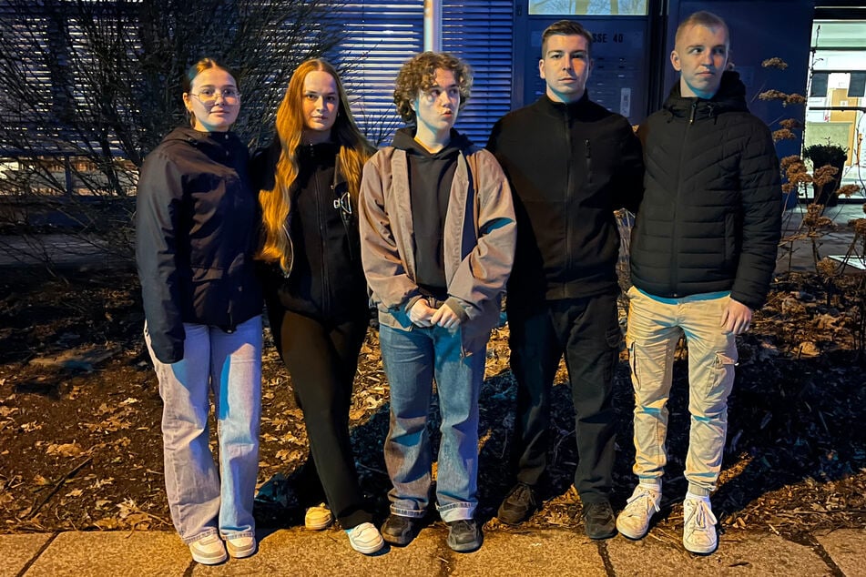 V.l.: Magda (18), Maja (19), Vincent (19), Clemens (19) und Jeremy (19) waren mit Elsa (19) zufällig zur Stelle, als es brannte.
