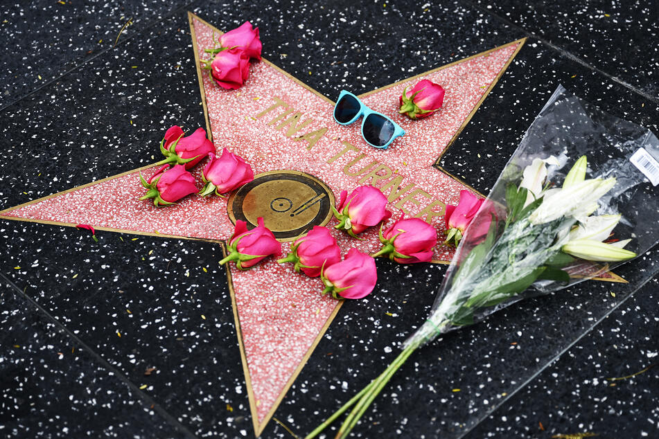 In Hollywood wurden bereits Blumen für Tina Turner an ihrem Stern auf dem Walk of Fame niedergelegt.
