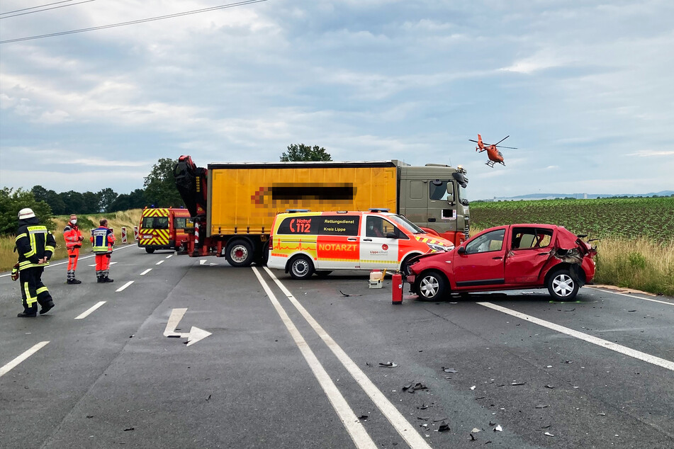 Einsatzkräfte sichern die Unfallstelle ab und kümmern sich um den Verletzten.