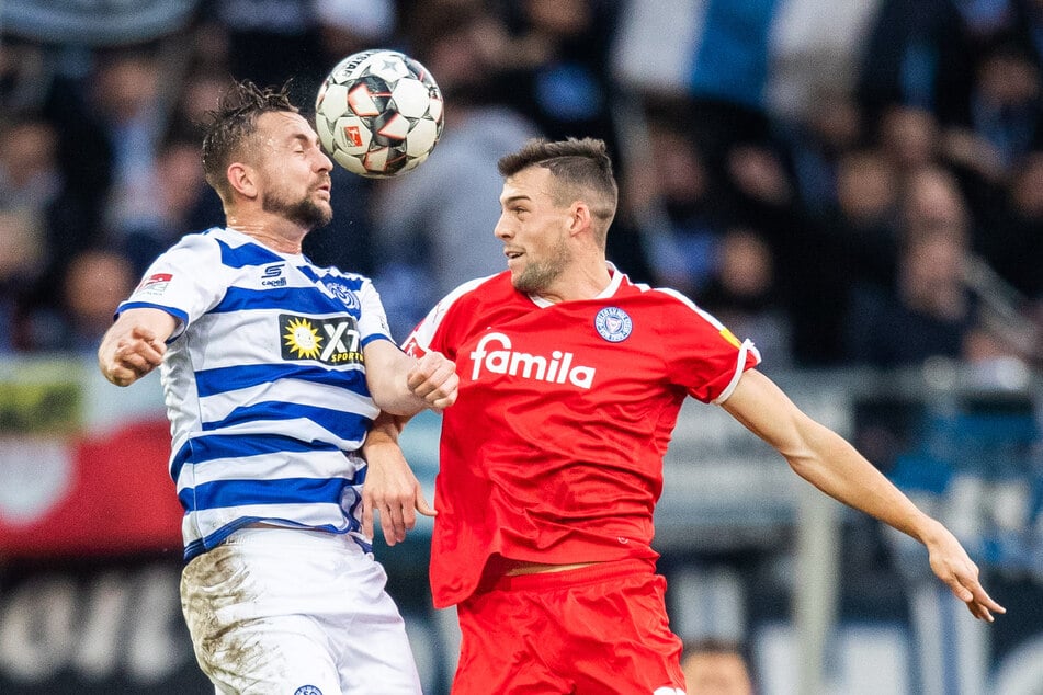 HSV-Neuzugang Jonas Meffert (26, r.), hier noch im Trikot von Holstein Kiel, hält sich selbst für einen Teamplayer. (Archivfoto)