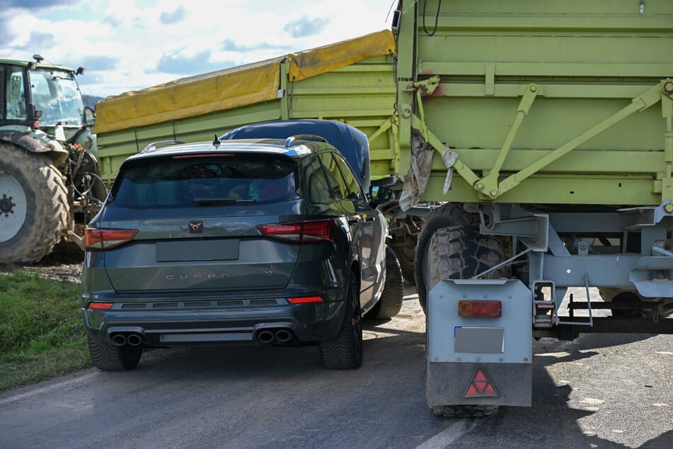 Auf der S122 ist am Samstag ein Cupra-Fahrer mit einem Traktor kollidiert.