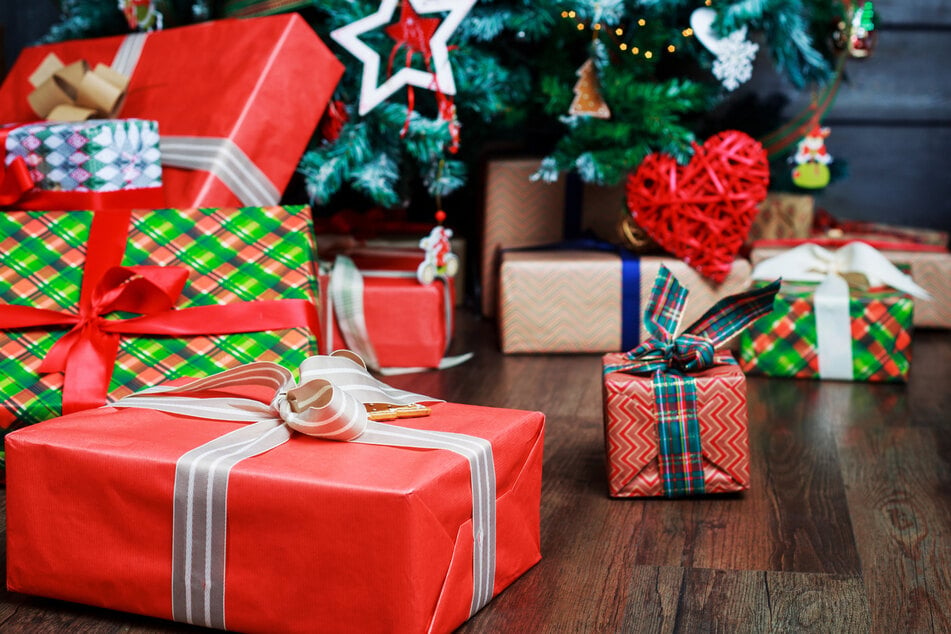 Unwrapping presents can sometimes take several hours for family members. (symbolic image)