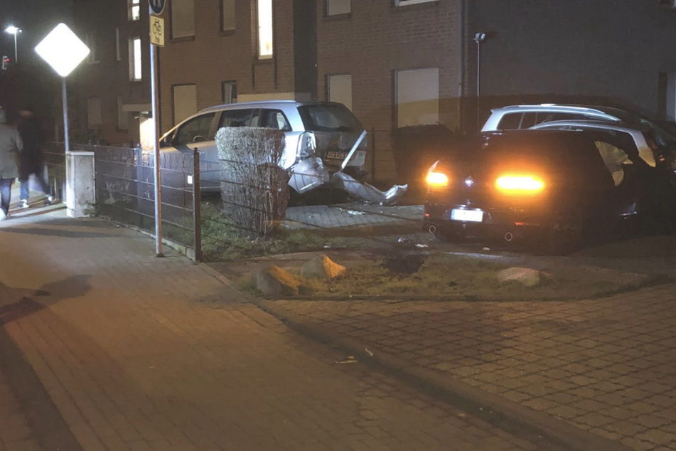Köln: Verfolgungsjagd mit der Polizei: 21-Jähriger rast in geparkte Autos