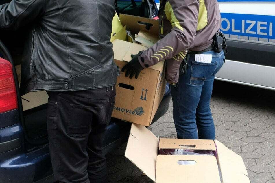 Bei den Durchsuchungen wurden mehrere Handys, Computer und Speichermedien sichergestellt. (Symbolbild)