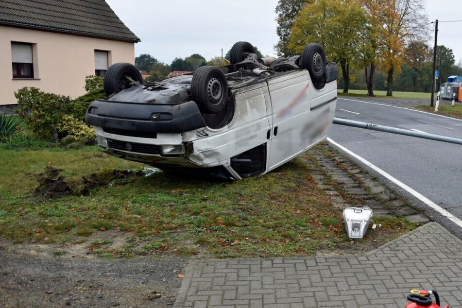 Am Ende blieb der VW Transporter auf dem Dach liegen.