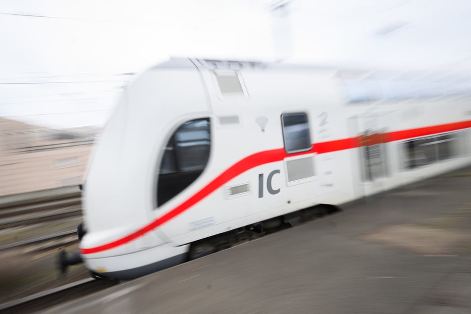 Ein Intercity der Deutschen Bahn wurde durch Fußballfans völlig auseinandergenommen. (Symbolbild)