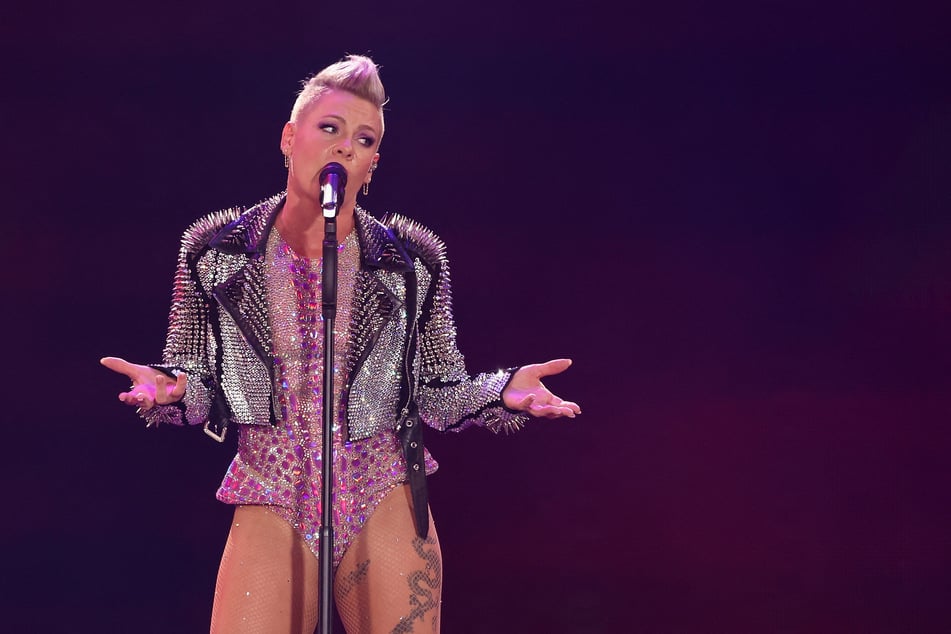 Sängerin Pink (44) sagte sehr kurzfristig zwei Konzerte in den USA ab. Da es sich um einen medizinischen Notfall innerhalb der Familie handelt, zeigen sich ihre Fans verständnisvoll.