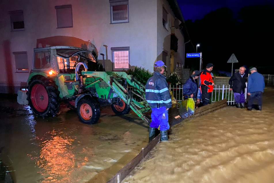 Anwohner in Klosterbeuren versuchten im Juli 2020, die Überflutungen nach Starkregen einzudämmen.