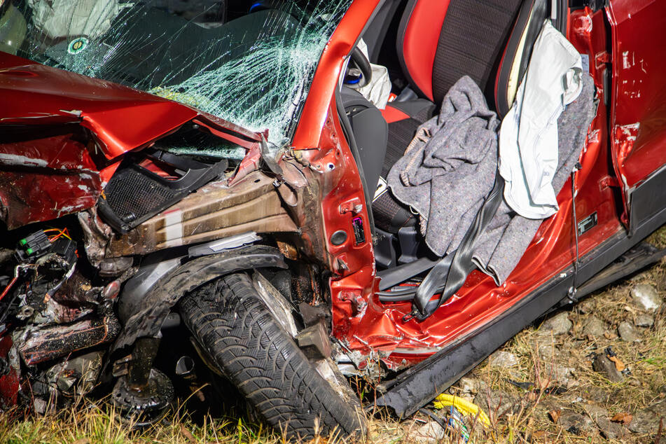 Der Fahrer dieses Autos ist in einer Klinik. Seine Beifahrerin starb nach der tragischen Kollision.