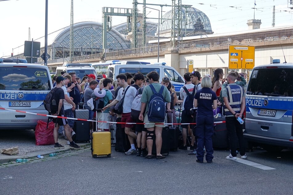 Hunderte Menschen strandeten in Dresden, nachdem die Züge nicht weiterfahren konnten.