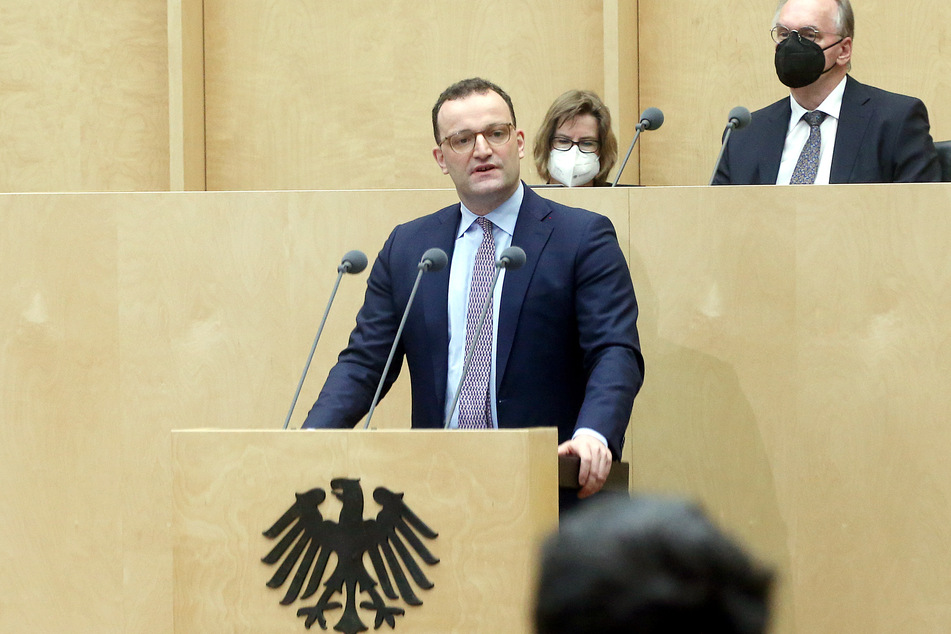 Jens Spahn (40, CDU), Bundesgesundheitsminister, hat zum Inkrafttreten neuer bundesweit verbindlicher Regeln für schärfere Corona-Maßnahmen aufgerufen.