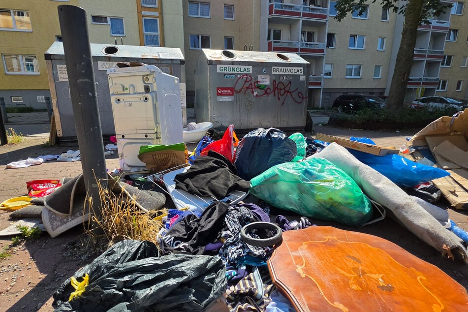 Die Glascontainer an der Tschaikowskistraße sind zum Müll-Hotspot geworden - hier wurden unter anderem Teppiche, Klamotten und eine Waschmaschine illegal entsorgt.