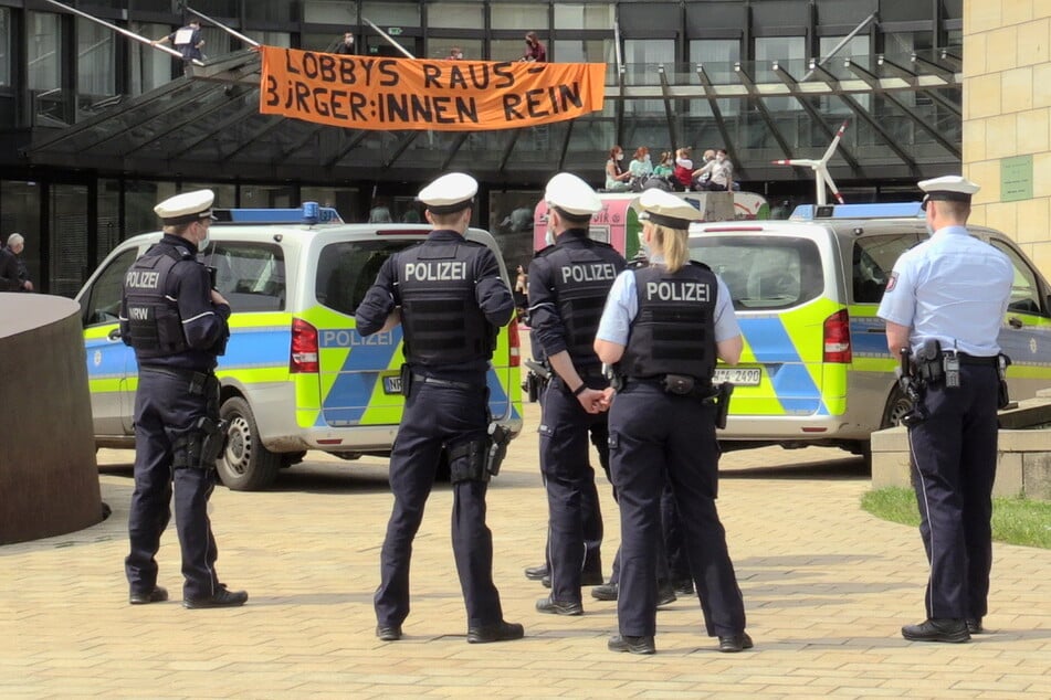 Nach mehreren Stunden hatte die Polizei den Platz geräumt und die Personalien der Demonstranten aufgenommen.