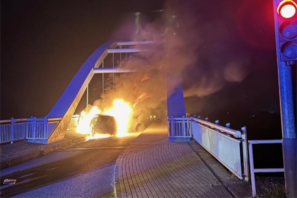 Das Auto ging nach dem Crash in Flammen auf.