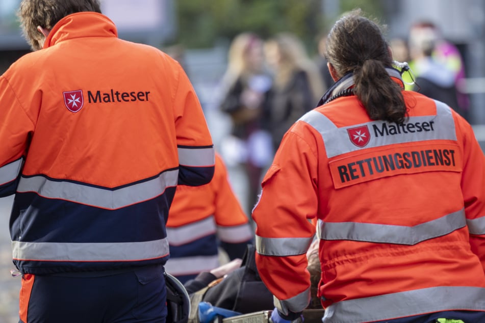 Die Sanitäterin wurde am Arm verletzt. (Symbolbild)
