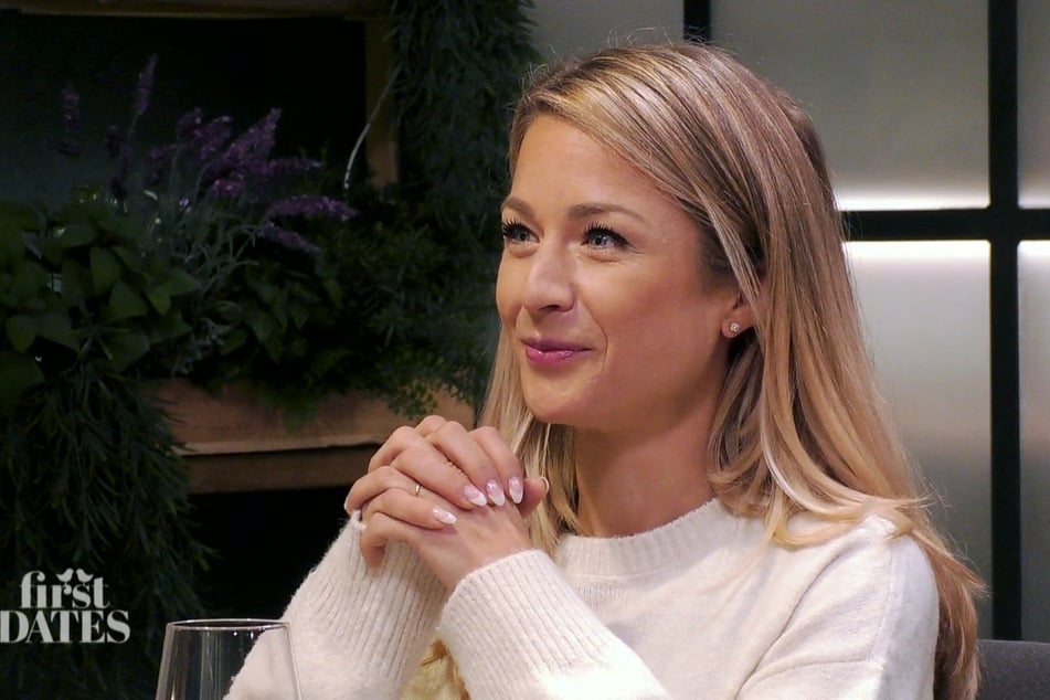 Laura (36) traut ihren Ohren kaum, als sie hört, dass Sebastian (42) liebend gern Reitstunden bei ihr nehmen würde.