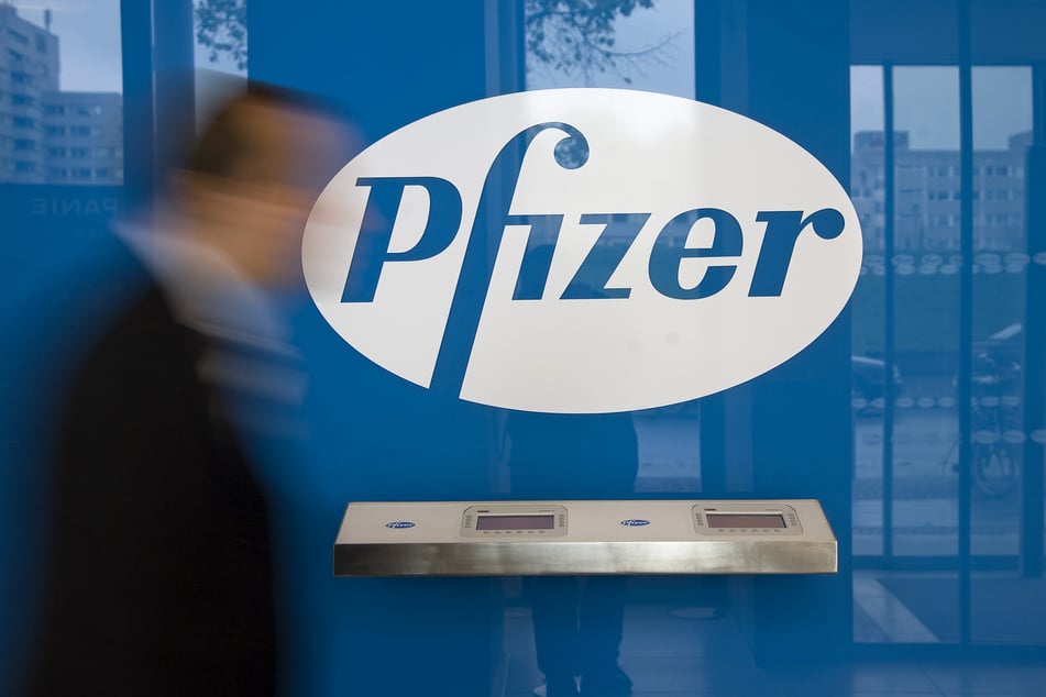 Der Pharmakonzern Pfizer hat das Auslieferungsziel bei seinem Corona-Impfstoff in diesem Jahr nach eigenen Angaben unter anderem wegen Verzögerungen beim Ausbau der Lieferkette halbieren müssen.