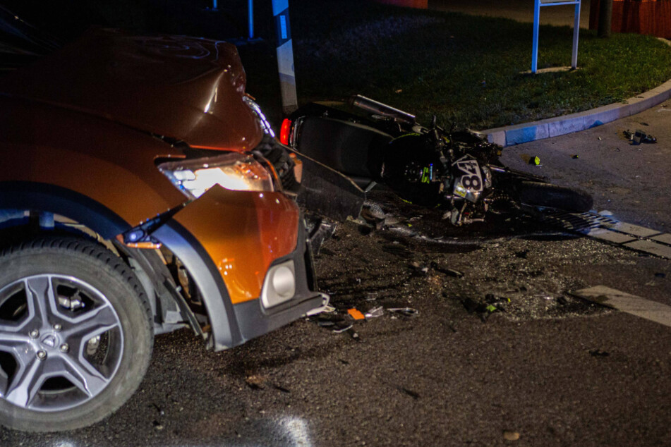 Das Auto erfasste den Motorradfahrer. Beide Fahrzeuge wurden stark beschädigt.