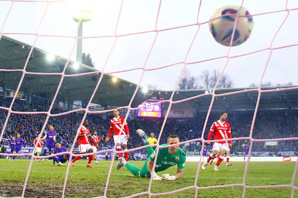 Das 1:0 von Marcel Bär (33) gegen Cottbus war wie gemalt. Offensiv geht bei den Veilchen also oft etwas, für einen Sieg hat es in diesem Jahr aber noch nicht gereicht.