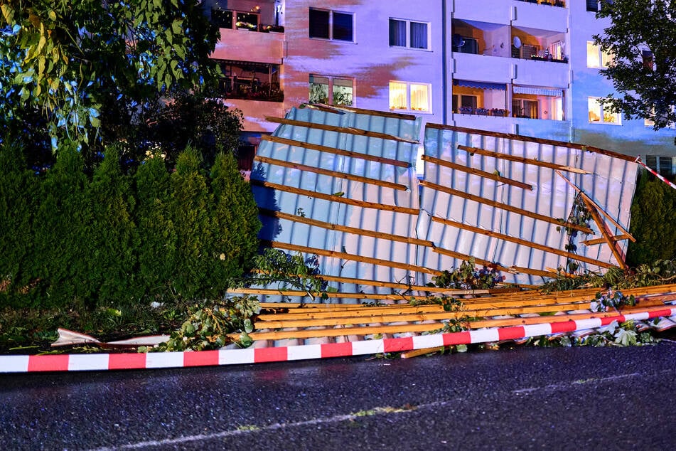 Tornado wütet vor den Toren Berlins: Dächer fliegen bis zu 600 Meter weit!