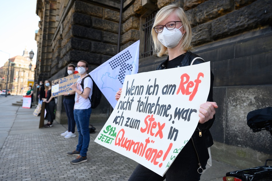 Examenskandidierende des Lehramtes stehen während einer Kundgebung im März dieses Jahres vor dem Sächsischen Kultusministerium in Dresden. Die Studenten fordern das Entfallen der bildungswissenschaftlichen Klausur als Teil des Lehramt-Staatsexamens.