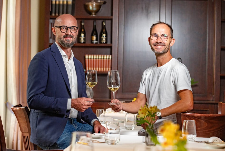 Eduard Bernhart (42, Direktor Konsortium Südtirol Wein) und Dresdens Weinpapst Silvio Nitzsche (52, r.) stoßen mit Südtiroler Wein an.