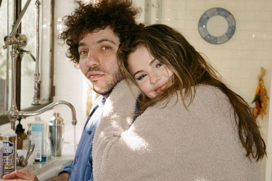 Selena Gomez (r.) is currently dating music producer Benny Blanco.