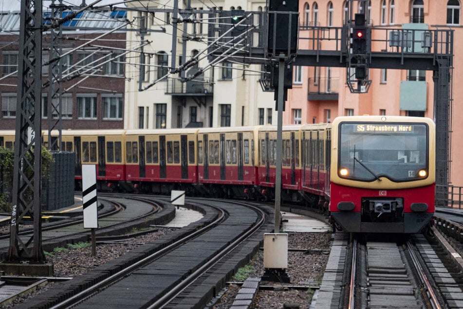 Fahrgäste der S-Bahn müssen sich am Dienstagmorgen auf Einschränkungen einstellen. (Symbolfoto)