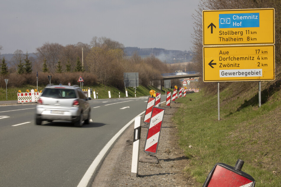 Weil die Fahrbahndecke erneuert werden muss, wird der Autobahnzubringer zur A72 bei Zwönitz teilweise gesperrt.