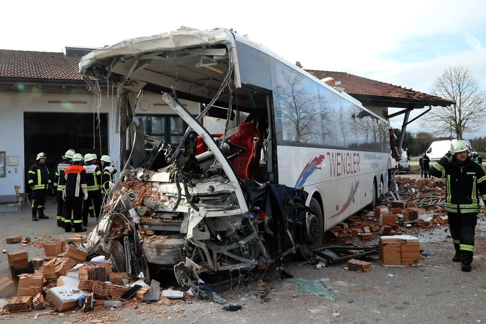 Der stark beschädigte Bus steht vor dem Feuerwehrhaus in Petting.