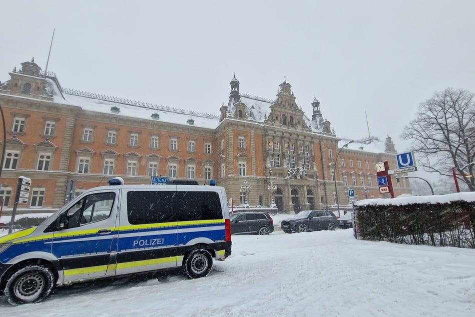Im Hamburger Strafjustizgebäude startete am Freitag trotz Schneechaos der "White Tiger"-Prozess.