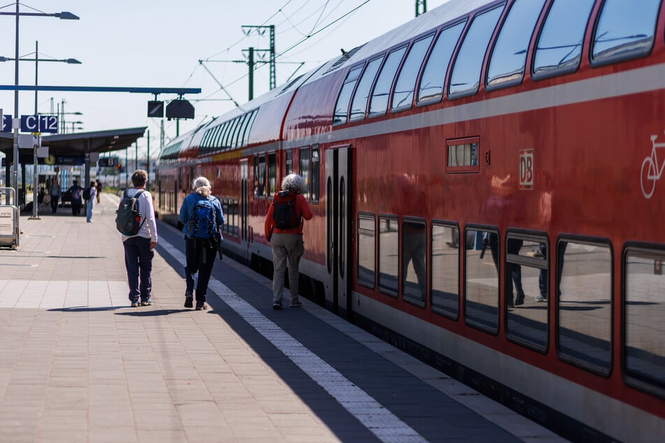 Am Freitag wurde ein Fahrgast ohne Ticket aus einem RE geschmissen. (Symbolbild)