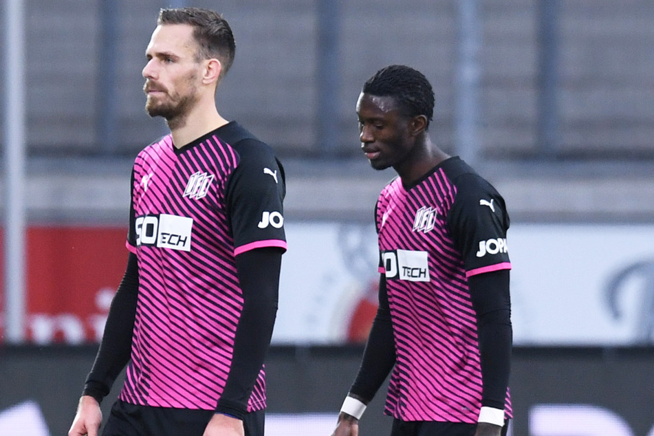 Aaron Opoku (22, r.) verlässt nach den mutmaßlichen Beleidigungen gegen ihn den Rasen.