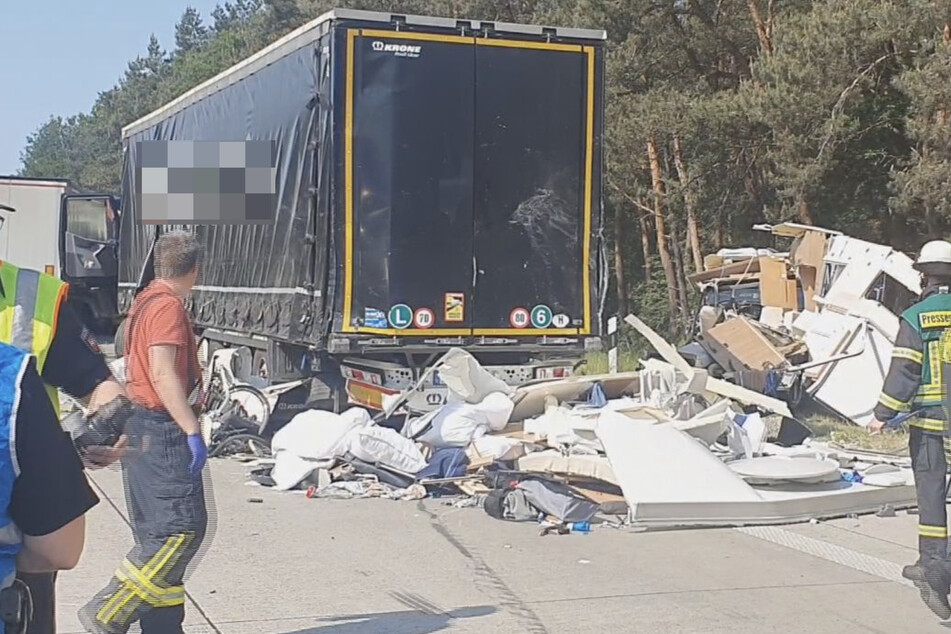 Ein Lastwagen war ungebremst in den Wohnwagen gekracht und kollidierte mit zwei weiteren Sattelzügen.