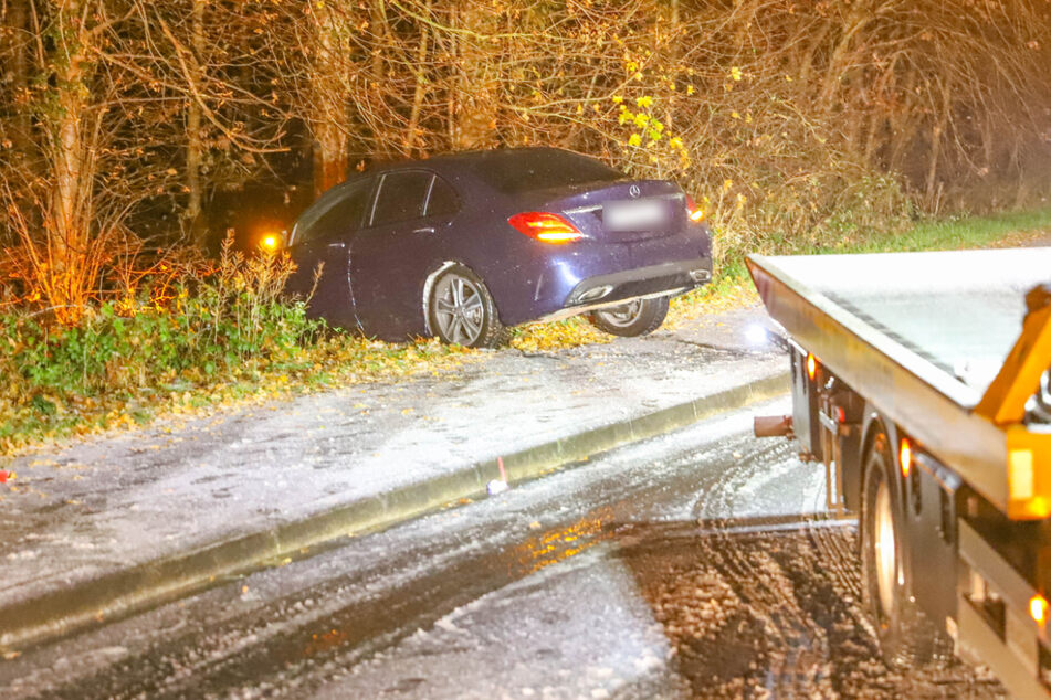 Dieser Benz schlitterte in Forst (Kreis Karlsruhe) von der Fahrbahn.
