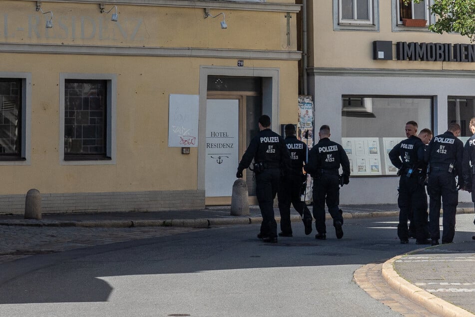 Vermummter Täter sticht auf Mann ein: Opfer stirbt in Klinik
