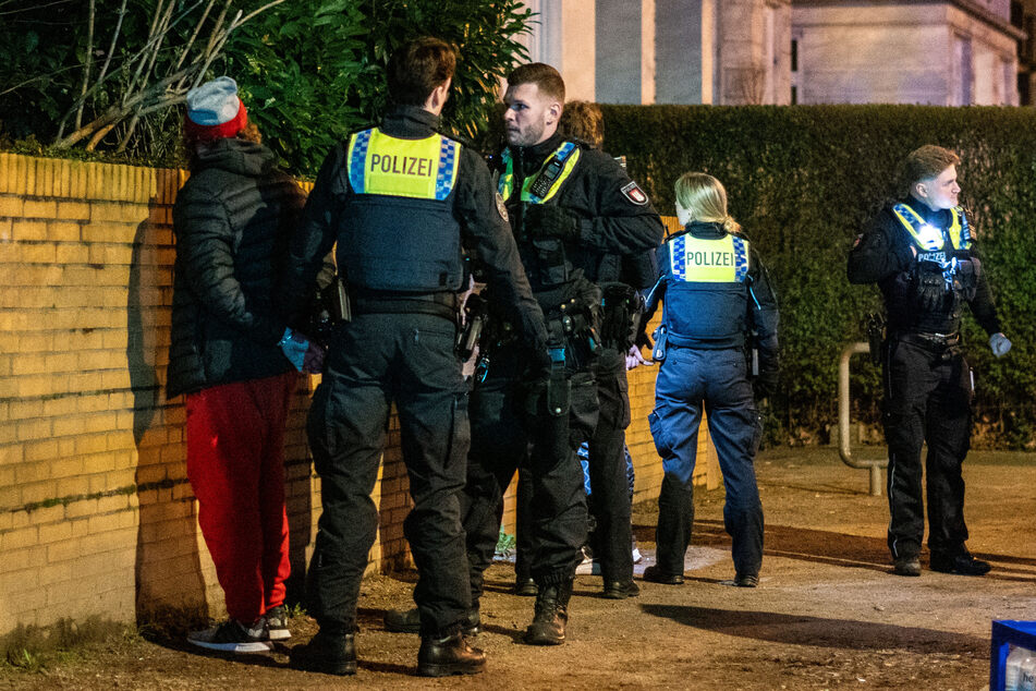 In Hamburg wurden am Mittwochabend zwei Männer festgenommen, die zuvor in einen Getränkemarkt eingebrochen waren.