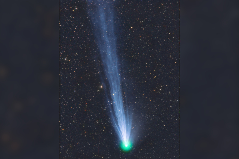 Der Komet ist circa 30 Kilometer groß und zieht einen etwa zehn Kilometer langen Schweif nach sich.
